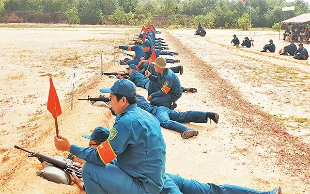 Lực lượng dân quân quận 8 tham gia hội thao bắn súng tiểu liên AK.