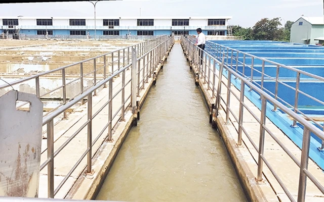 Nhà máy cấp nước Tân Hiệp (huyện Hóc Môn) lấy nguồn nước thô từ sông Sài Gòn có khả năng cung cấp gần 300 nghìn m3 nước/ngày.
