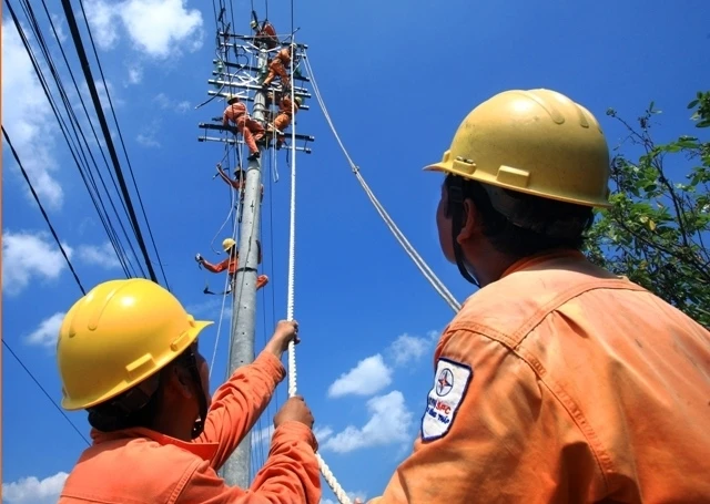 Công nhân ngành điện miền nam luôn nỗ lực để đáp ứng nhu cầu cho sự phát triển của vùng.