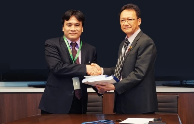Tổng Giám đốc PV Drilling, Nguyễn Xuân Cường và Phó Giám đốc điều hành kiêm Giám đốc Kỹ thuật BSP, Yap Kong Fah ký kết hợp đồng