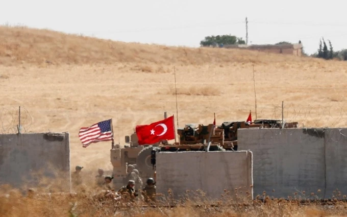 Binh sĩ Thổ Nhĩ Kỳ và Mỹ trở về vị trí sau cuộc tuần tra chung tại miền bắc Syria. Ảnh được chụp gần thị trấn Akcakale, Thổ Nhĩ Kỳ, ngày 8-10. (Ảnh: Reuters)