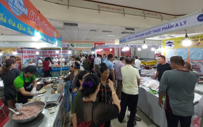 Khá đông người tiêu dùng Hà Nội tham quan mua sắm sản phẩm thủy sản tại buổi khai mạc Hội chợ.