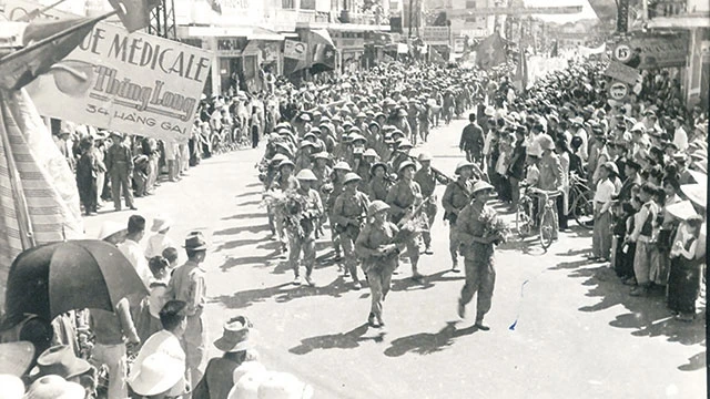 Hình ảnh Trung đoàn Thủ đô đi đầu về đến phố Hàng Gai (Hà Nội) ngày 10-10-1954. Ảnh: Trung tâm Lưu trữ quốc gia III