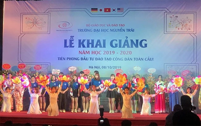 Trường Đại học Nguyễn Trãi khai giảng và trao học bổng cho hơn 300 tân sinh viên