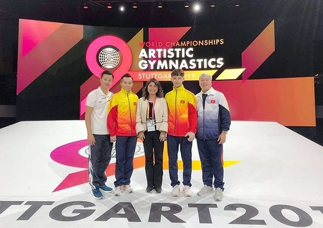 VĐV Lê Thanh Tùng (thứ hai từ trái sang) giành tấm vé thứ hai dự Olympic Tokyo 2020 cho Việt Nam.