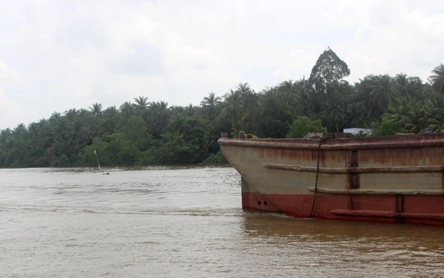 Hiện trường vụ chìm sà lan.