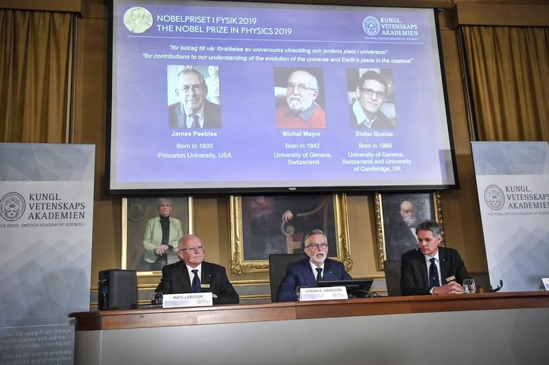 Giáo sư Goran Hansson (giữa) công bố ba nhà khoa học nhận giải Nobel Vật lý 2019 (Ảnh: AP) 