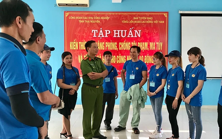 Công nhân Công ty MNS Feed Thái Nguyên trao đổi với giảng viên sau buổi tập huấn phòng, chống tội phạm, ma túy.