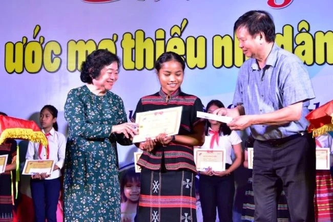 Nguyên Phó Chủ tịch nước Trương Mỹ Hoa và Phó Chủ tịch UBND tỉnh Nguyễn Dung trao học bổng cho các em học sinh