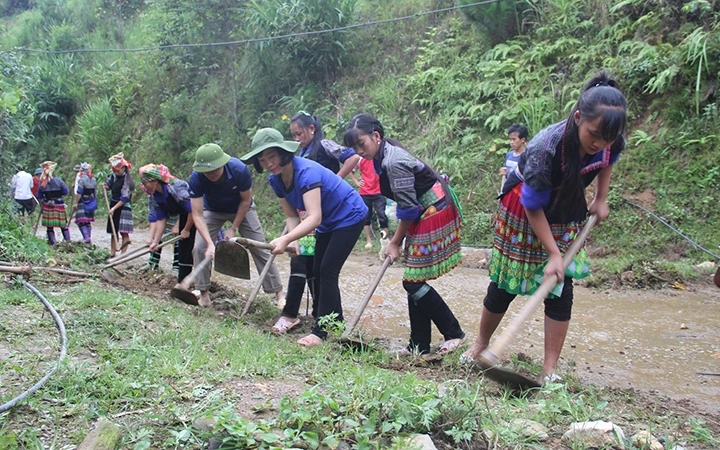 Lãnh đạo huyện Mù Cang Chải và xã La Pán Tẩn cùng người dân tham gia vệ sinh đường về bản Trống Tông.