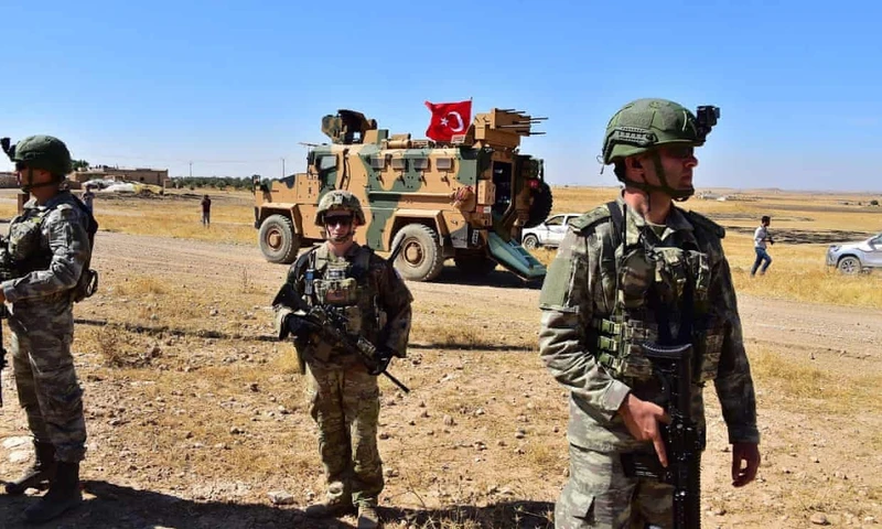Binh sĩ Mỹ và Thổ Nhĩ Kỳ ở khu vực Bắc Syria Tal Abyad gần biên giới Thổ Nhĩ Kỳ (Ảnh: EPA)