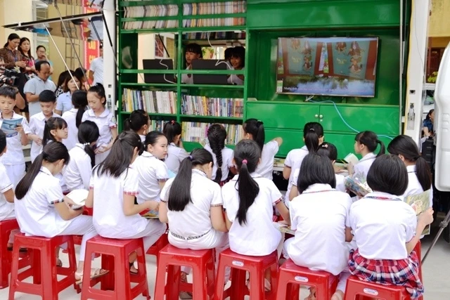 Xe thư viện lưu động đa phương tiện, đưa ánh sáng tri thức về vùng sâu, vùng xa ở tỉnh Lào Cai.