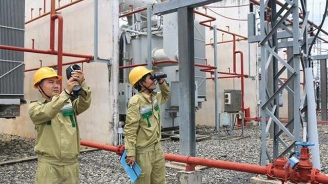 Công nhân Công ty Truyền tải Điện 4 kiểm tra, vận hành trạm biến áp 500kV Phú Mỹ. Ảnh: NGỌC HÀ/TTXVN)