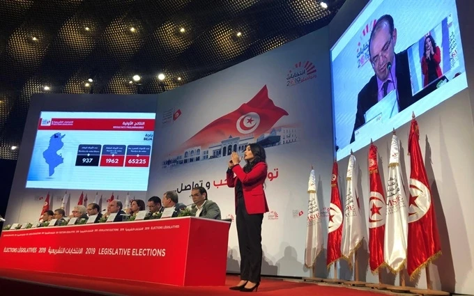 Ủy viên của Ủy ban bầu cử cấp cao Tunisia thông báo kết quả sơ bộ cuộc bầu cử Quốc hội nước này. (Ảnh: Reuters)