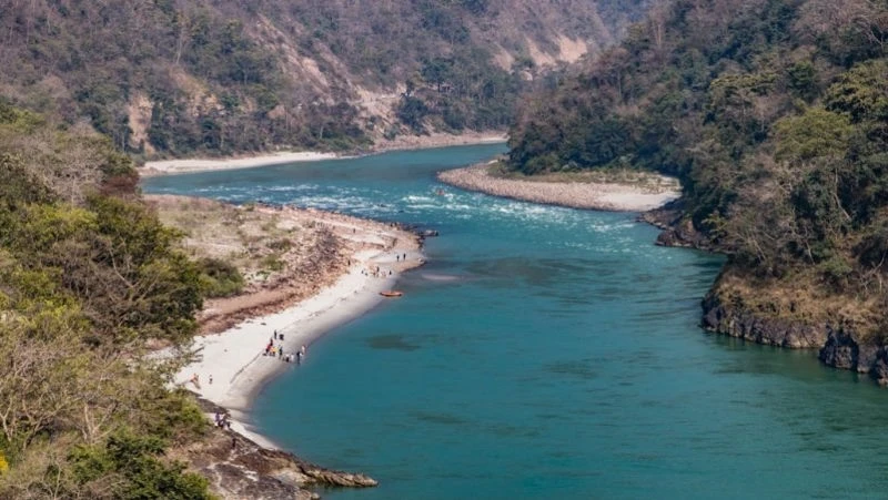 Bơm hút quá mức từ mạch nước ngầm đang gây hại cho hệ sinh thái sông trên toàn thế giới. Trong ảnh là sông Hằng ở Ấn Độ. Ảnh: GETTY IMAGES.