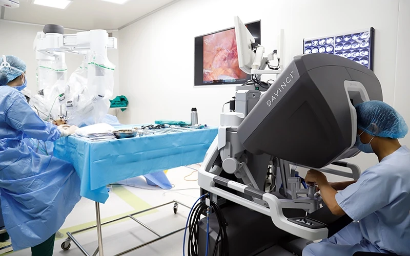 Các bác sĩ Bệnh viện K thực hiện ca phẫu thuật nội soi với hệ thống rô-bốt Da Vinci Xi cho người bệnh ung thư.