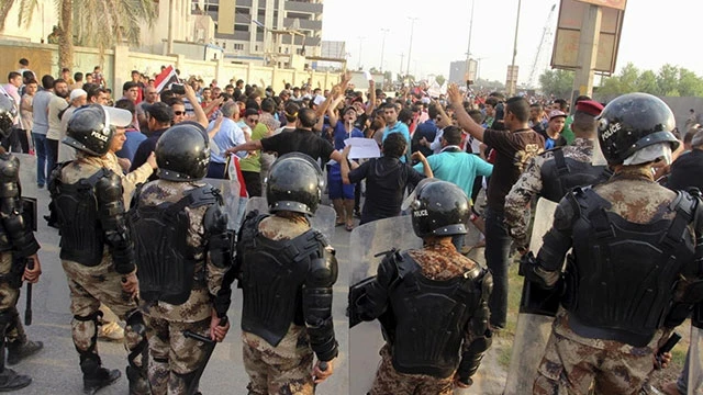 Người dân Iraq tuần hành phản đối mức sống giảm sút và dịch vụ công yếu kém. Ảnh: TODAY ONLINE