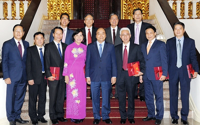 Thủ tướng Nguyễn Xuân Phúc với các Ðại sứ, Trưởng cơ quan đại diện Việt Nam tại nước ngoài. Ảnh: TRẦN HẢI