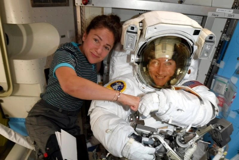 Hai nữ phi hành gia Jessica Meir (trái) và Christina Koch dự kiến ​​sẽ cùng nhau đi bộ ngoài vũ trụ vào ngày 21-10.