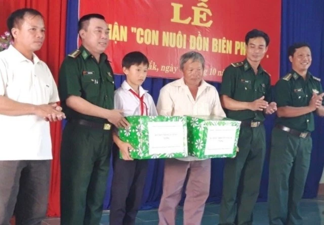 Đồn Biên phòng Ea H’leo tổ chức lễ nhận “Con nuôi Đồn Biên phòng” đối với cháu Hà Duy Long.
