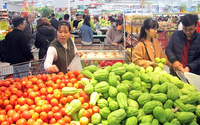 Khách hàng chọn mua rau củ tại siêu thị Big C Thăng Long.