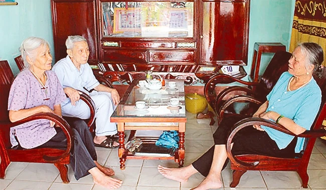 Bà Lê Thị Hương (bên trái) cùng những người bạn xưa ôn lại kỷ niệm ngày đầu xa Hà Nội đi xây dựng vùng kinh tế mới ở Điện Biên.
