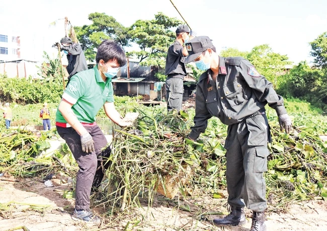 Đoàn viên, thanh niên Công an TP Hồ Chí Minh dọn vệ sinh, bảo vệ môi trường.