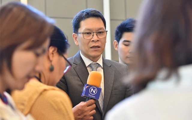 Thống đốc Ngân hàng Trung ương Thái-lan thông báo các biện pháp kiềm chế đà tăng của đồng baht. (Ảnh: The Nation)