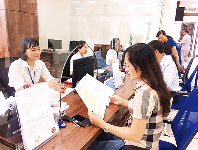 Tiếp nhận, giải quyết thủ tục hành chính tại Trung tâm phục vụ hành chính công tỉnh Hưng Yên.