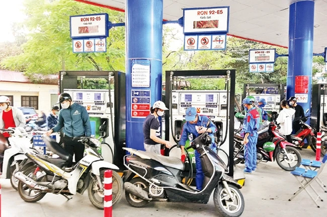 Khách hàng mua xăng tại Cửa hàng xăng dầu 194 Thái Thịnh (Đống Đa, Hà Nội).