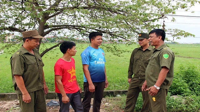 Công an viên xã Yên Sơn gặp gỡ anh Nguyễn Văn Lập (giữa) và Dương Văn Đại- hai quần chúng dũng cảm truy bắt tội phạm.