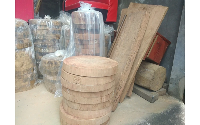 Tang vật gỗ nghiến trong các vụ vi phạm được cất giữ tại kho của Hạt Kiểm lâm huyện Tủa Chùa.