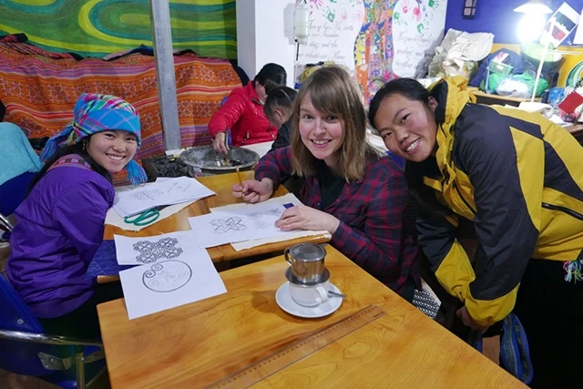 Du khách đến với Sapa O’Chau - DNXH đầu tiên của người Mông ở xã Lao Chải, Sa Pa (Lào Cai) kinh doanh về các dịch vụ du lịch cộng đồng.