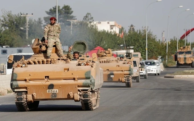 Thành viên của nhóm vũ trang "Quân đội Syria tự do" lái xe bọc thép tại thị trấn Ceylanpinar, tỉnh Sanliurfa, nằm giáp biên giới Thổ Nhĩ Kỳ, ngày 11-10. (Ảnh: Reuters)