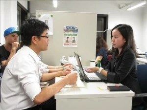 Nhân viên của Trung tâm tư vấn một cửa cho người nước ngoài của tỉnh Gunma (phải) tư vấn cho bạn Nguyễn Việt Hùng, sinh viên Việt Nam đang học tại Trường Nippon Omotenashi. (Ảnh: TTXVN)