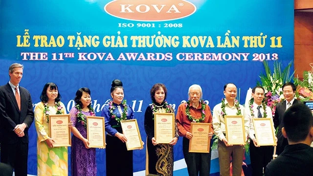 Thạc sĩ Lò Mai Cương (mặc trang phục dân tộc Thái) nhận Giải thưởng KOVA.