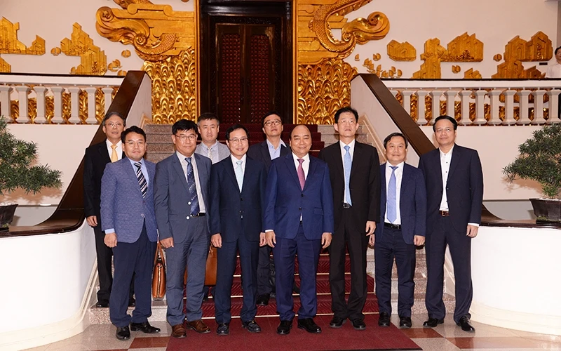 Thủ tướng Nguyễn Xuân Phúc chụp ảnh lưu niệm với lãnh đạo Tổ hợp Samsung Việt Nam.