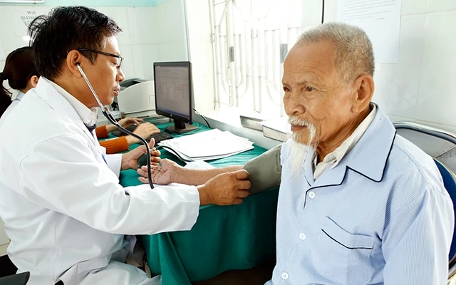 Theo dõi, kiểm tra sức khỏe cho người cao tuổi tại Trạm Y tế xã Phú Hồ, huyện Phú Vang (Thừa Thiên - Huế). Ảnh: DƯƠNG NGỌC