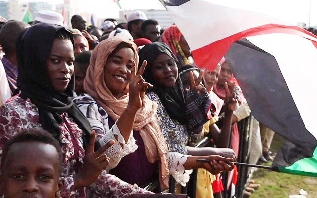 Người dân Sudan bày tỏ vui mừng khi chính phủ mới được thành lập. Ảnh: FRANCE 24