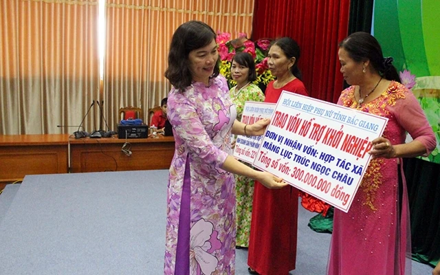 Chủ tịch Hội Liên hiệp Phụ nữ tỉnh Bắc Giang Nguyễn Thị Liên trao vốn hỗ trợ phụ nữ khởi nghiệp.