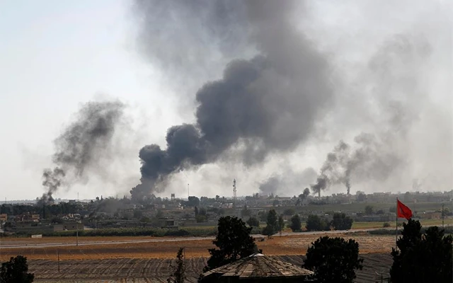 Khói bốc lên ở Tel Abyad (Syria) ngày 12-10. (Ảnh: Reuters)