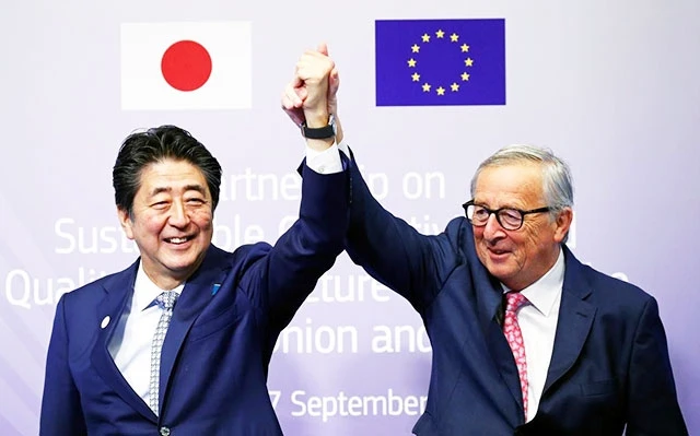 Các nhà lãnh đạo Nhật Bản (bên trái) và EU tại lễ ký hiệp định. Ảnh: ROI-TƠ