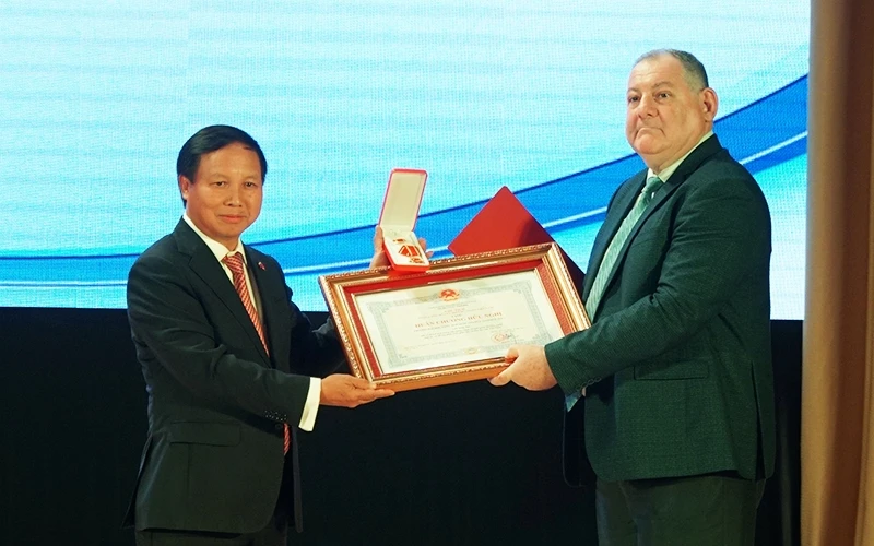 Đại sứ Ngô Đức Mạnh trao Huân chương hữu nghị cho thầy Hiệu trưởng Trường Đại học Tổng hợp quốc gia Pyatigorsk.