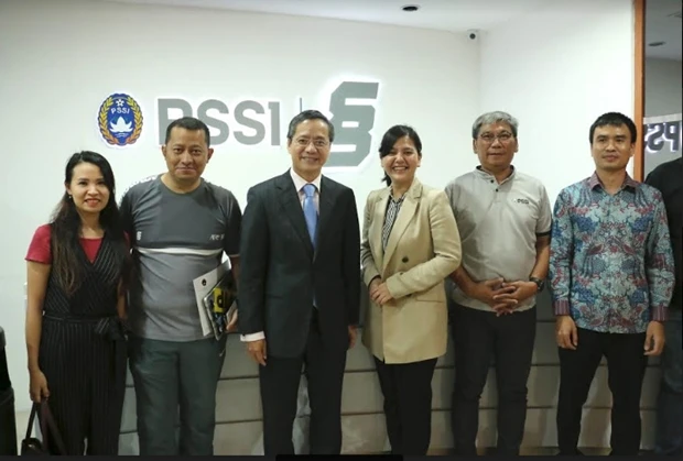 Đại sứ Phạm Quang Vinh cùng đoàn công tác của Đại sứ quán Việt Nam tại Indonesia trong buổi làm việc nhằm bảo đảm công tác an ninh trước trận đấu với lãnh đạo Liên đoàn bóng đá Indonesia.