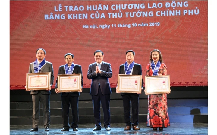 Phó Thủ tướng Chính phủ Vương Đình Huệ tặng Huân chương Lao động và Bằng khen của Thủ tướng cho các Doanh nghiệp. Ảnh: Quang Phú.