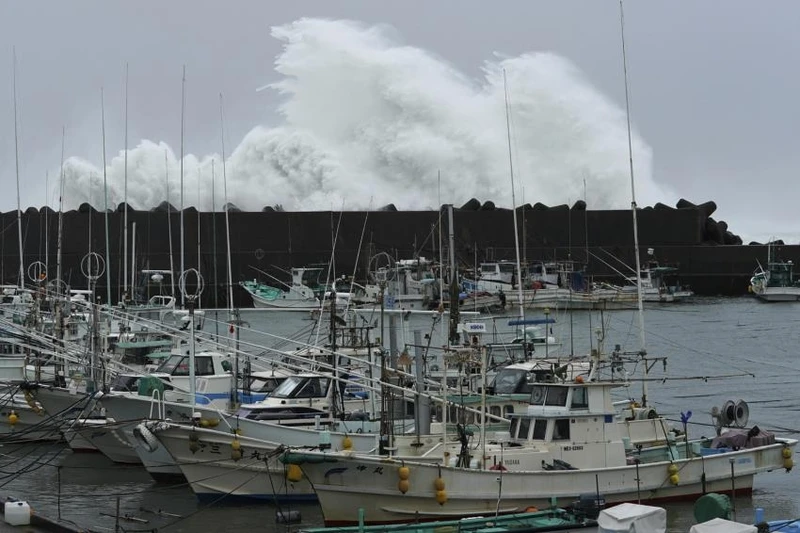 Sóng lớn tại cảng Kiho, tỉnh Mie sáng 12-10 (Ảnh: AP)