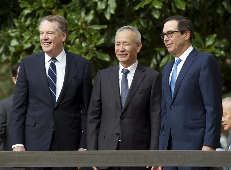 Phó Thủ tướng Trung Quốc Lưu Hạc (giữa) cùng với Đại diện Thương mại Hoa Kỳ Robert Lighthizer, trái, và Bộ trưởng Tài chính Steven Mnuchin trước cuộc đàm phán (Ảnh: AP)
