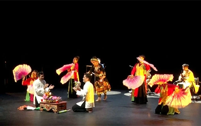Chương trình văn nghệ do các nghệ sĩ nhà hát chèo Việt Nam biểu diễn được các bạn Pháp đón nhận nồng nhiệt.