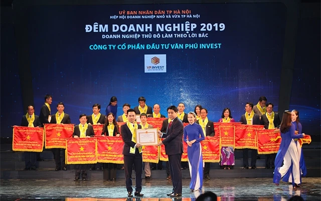 Phó Tổng giám đốc VPI Nguyễn Minh Nguyên vinh dự đại diện VPI đón nhận bằng khen của UBND TP Hà Nội.