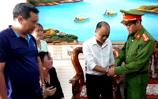 Cơ quan Cảnh sát điều tra tiến hành bắt giữ ông Đỗ Văn Hưu, nguyên Chủ tịch UBND xã Cư Elang
